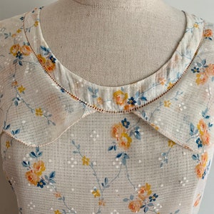 1930s vintage cotton dotted floral Gatsby tea dress with shawl collar and hip flounces-size M image 3