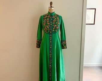 Stunning Gonzalo Bauer vivid green Mexican embroidered long snap front coatdress-size 6-8