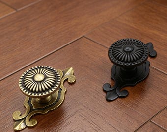 Puxadores de armário vitorianos vintage com placa de acabamento, puxadores de gaveta, ferragens ornamentadas para móveis.