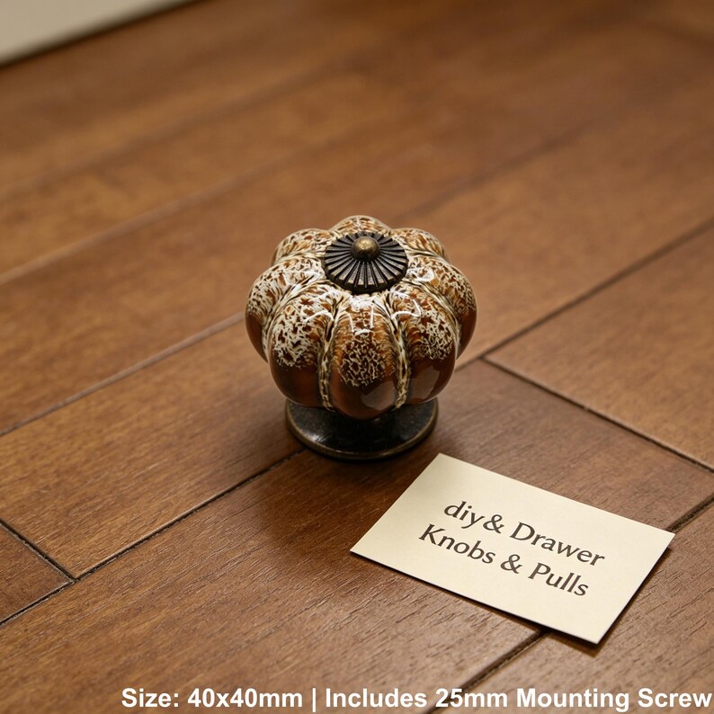 Pode incluir: Um puxador decorativo para arm&aacute;rio com um design semelhante a uma ab&oacute;bora. O puxador apresenta um padr&atilde;o salpicado castanho e branco com um centro de cor bronze escuro. O texto "diy & Drawer Knobs & Pulls" est&aacute; num pequeno cart&atilde;o.