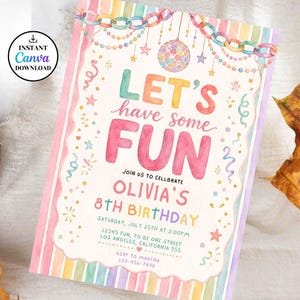 Op de afbeelding: Een rechthoekige verjaardagsuitnodiging met een aquarelontwerp met pastelkleurige strepen, een discobal en hangende kettingen. De tekst luidt: LET'S have some FUN, JOIN US TO CELLBRATE OLIVIA'S 8TH BIRTHDAY, SATURDAY, JULY 25TH AT 2:00PM.