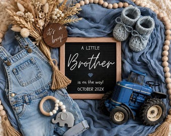Può includere: Una salopette in jeans blu, un paio di scarpine in maglia azzurre, un trattore giocattolo blu, un massaggiagengive a forma di elefante in legno e fiori secchi. Un disco in legno riporta "it's a boy!" e una lavagna mostra "A LITTLE Brother is on the way! OCTOBER 202X".