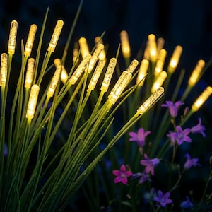 Peut inclure: Lumières solaires décoratives d'extérieur ressemblant à des roseaux lumineux. Chaque lumière a une tête cylindrique claire et texturée qui émet une lumière jaune chaude. Les lumières sont disposées parmi l'herbe verte et les fleurs violettes sur un fond sombre.