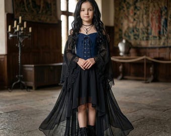 Könnte beinhalten: Ein dunkelblaues Kleid im Korsett-Stil mit schwarzer Schnürung vorne, schulterfreien langen transparenten Ärmeln mit Spitzenbesatz und einem asymmetrischen schwarzen Chiffonrock. Das Outfit wird mit schwarzen Schnürstiefeln und einer Kette kombiniert.