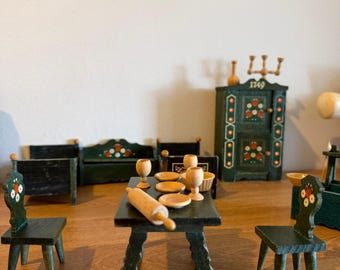 Muebles de estilo folclórico vintage para casas de muñecas: madera verde pintada a mano, motivos florales, colección completa.