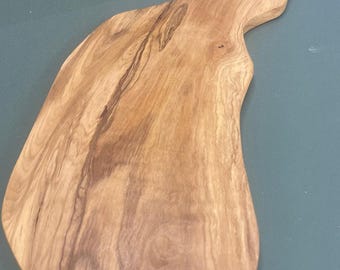 Handgefertigte Servierplatte aus Olivenholz, Rustikales Käsebrett aus Lederband