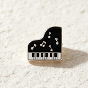 Piano Enamel Pin – Black Music Keyboard Brooch with Musical Notes, Cute Gift for Music Lovers, Pianists, Accessories for Jackets & Bags