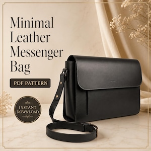 Op de afbeelding: Een zwarte leren schoudertas met een lange verstelbare schouderriem, een overslagklep en een verticale gleuf aan de voorzijde. De tekst luidt Minimal Leather Messenger Bag, PDF PATTERN en INSTANT DOWNLOAD.