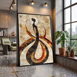 Può includere: Un'opera d'arte murale rettangolare incorniciata che presenta un'illustrazione in stile mosaico di una silhouette slanciata. La figura è composta da tessere in varie tonalità di marrone, crema e arancione, disposte in motivi curvi e vorticosi.