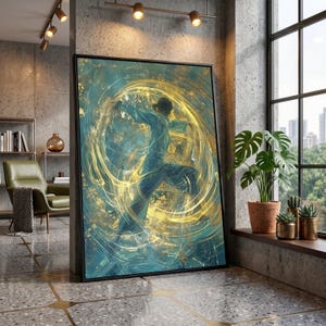 Peut inclure: Grande œuvre d'art encadrée représentant une figure en mouvement, dans des tons de bleu sarcelle et d'or. L'œuvre montre une personne dans une pose dynamique, entourée de lumière dorée tourbillonnante, évoquant le mouvement et l'énergie. L'œuvre est exposée dans un intérieur moderne.