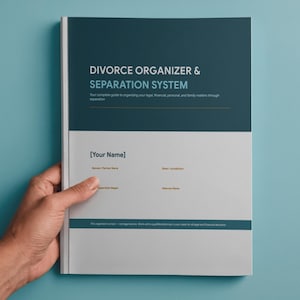 Op de afbeelding: Een teal en wit boek met de titel "Divorce Organizer & Separation System" wordt tegen een teal achtergrond gehouden. De omslag van het boek bevat ruimte voor de naam van de gebruiker en andere details. De tekst op de omslag is in een schreefloze lettertype.