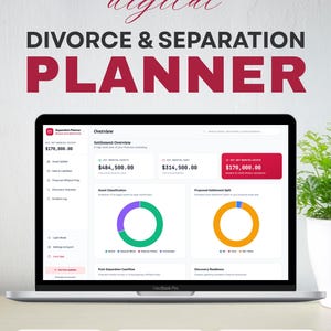 Peut inclure: Un ordinateur portable affichant une interface "Divorce & Separation Planner". L'écran montre des données financières, des graphiques et le texte "Overview". L'ordinateur portable est posé sur une surface claire, avec une plante dans un pot blanc à droite. Les mots "Free Updates", "Works Offline" et "Single HTML File" sont affichés en bas.