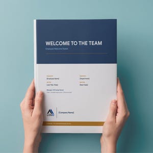 Puede incluir: Un paquete de bienvenida sostenido por manos, con una cubierta azul marino y blanca con el texto "WELCOME TO THE TEAM". El paquete incluye espacio para los detalles del empleado y un logotipo de la empresa, con un borde dorado en la parte inferior. El fondo es de color turquesa.