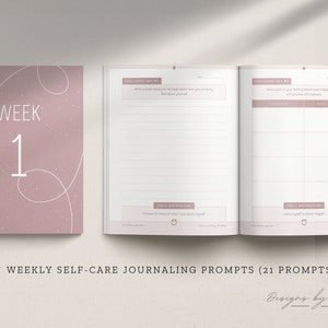 Puede incluir: Un diario rosa con el texto "WEEK 1" en la portada. El diario est&aacute; abierto en una p&aacute;gina con el t&iacute;tulo "Weekly Self-Care Journaling Prompts (21 Prompts)".