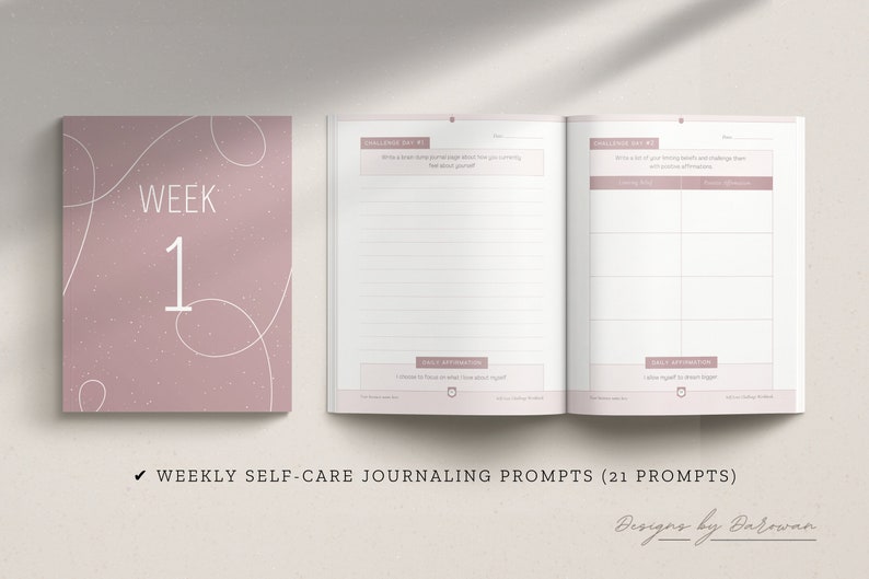 Puede incluir: Un diario rosa con el texto "WEEK 1" en la portada. El diario est&aacute; abierto en una p&aacute;gina con el t&iacute;tulo "Weekly Self-Care Journaling Prompts (21 Prompts)".