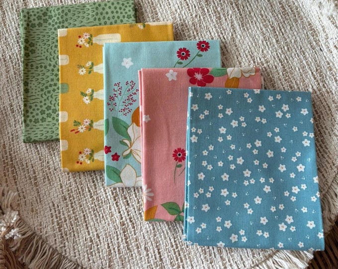 Cottage Core Floral Fat Quarter Bundle: Pastel Quilting Cotton (18"x21")
