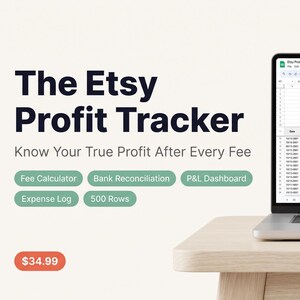 以下が含まれることがあります： 「Etsy Profit Tracker」というタイトルのスプレッドシートを表示しているラップトップ。画面には、列と行のあるデータと棒グラフが表示されています。画面上のテキストには、「Fee Calculator」、「Expense Log」、および「P&L Dashboard」が含まれています。