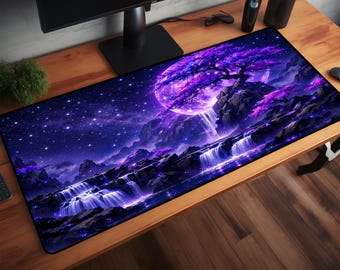 Peut inclure: Tapis de bureau rectangulaire avec un paysage fantastique. Le design présente un ciel étoilé violet et bleu, des cascades et une grande lune brillante. Un arbre au feuillage violet est également visible.