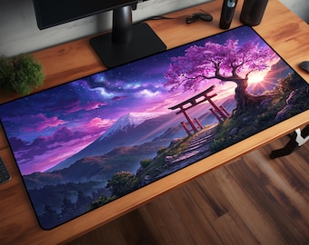 Op de afbeelding: Rechthoekige bureaumat met een Japans landschap. Het ontwerp toont een berg, een torii-poort, een kersenboom en een zonsondergang. Het kleurenpalet omvat tinten paars, roze en blauw.