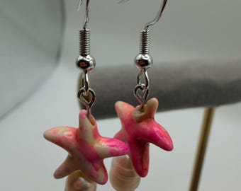 Pendientes de perlas de agua dulce de color crema con cuarzo teñido y gancho de acero quirúrgico.