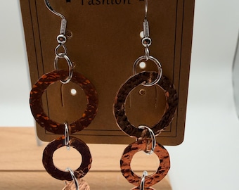 Pendientes colgantes de cobre martillado con gancho de acero quirúrgico.