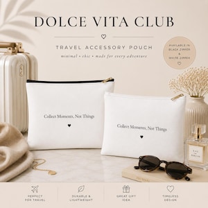 Könnte beinhalten: Zwei weiße, rechteckige Reise-Accessoire-Taschen mit schwarzen Reißverschlüssen. Jede Tasche zeigt den schwarzen Aufdruck "Collect Moments, Not Things" über einem kleinen schwarzen Herzsymbol. Die Taschen sind zusammen mit einem Koffer, einer Sonnenbrille, einem Parfümflakon und einer goldenen Halskette abgebildet.