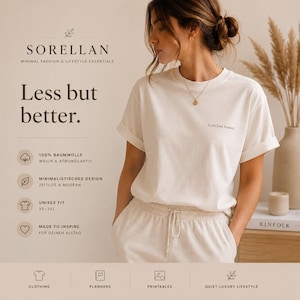 Könnte beinhalten: Eine Person trägt ein weißes T-Shirt und eine passende Hose mit Kordelzug. Das T-Shirt hat hochgekrempelte Ärmel und den Aufdruck "Less but better" auf der Vorderseite. Das Bild enthält den Markennamen "SORELLAN" und Text über die Kleidung.