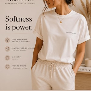 Könnte beinhalten: Eine Frau trägt ein weißes T-Shirt und eine hellbeige Jogginghose. Auf dem T-Shirt steht der Schriftzug "Softness is power". Das Bild enthält auch den Text "SORELLAN" und weitere Texte auf Deutsch.