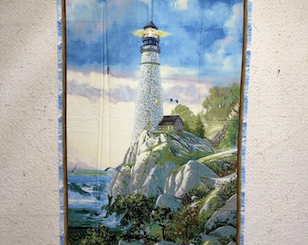 Panel de tela con diseño de faro. Viento y olas. Obra de Douglas Laird, con licencia de WP. Wilmingtonprints.com.