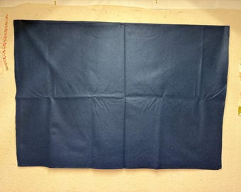 Fieltro azul marino. Una sola pieza. Medidas: 74” x 53,5”.