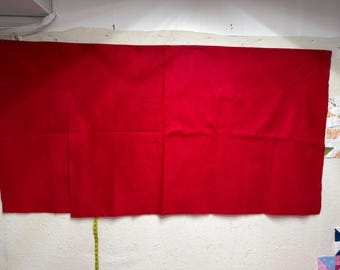 Fieltro rojo. Por favor, vea ambas imágenes para ver cómo recortarlo.