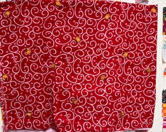 Tela de franela. Roja con remolinos blancos y renos bordados. Nueva, pero lavada. 2 piezas.