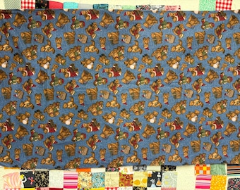 Tela de franela con estampado de osos navideños. Nueva, pero lavada. Muy suave. 1 yarda. Orillos intactos.
