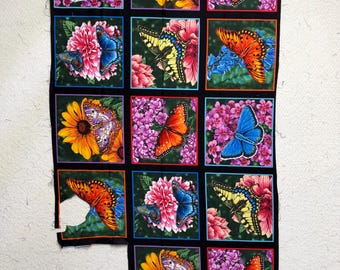 Panel de tela con estampado de mariposas. Consulte las imágenes para ver los cortes en la parte inferior izquierda.