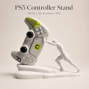 Könnte beinhalten: Ein weißer, 3D-gedruckter PS5-Controller-Ständer mit einer Figur, die einen weiß-gelben Gaming-Controller schiebt. Der Text PS5 Controller Stand, PETG | 3D Printed | 1PC ist oben sichtbar. Der Controller hat schwarze Joysticks und gelbe Akzente.