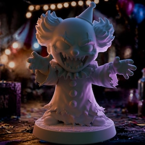 Op de afbeelding: Een witte, dreigende clownfiguur met scherpe tanden en uitgestrekte armen. De figuur draagt een versleten outfit en een puntmuts. De achtergrond suggereert een kermis- of circusomgeving, met vage lichten en het woord "TICKETS" zichtbaar.