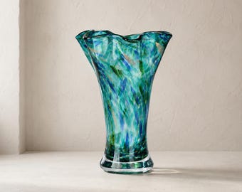 Vaso in vetro soffiato a mano color verde acqua, vaso per fiori verdi a bocca larga, decorazione moderna in stile boho, centrotavola artigianale unico, regalo per l'inaugurazione della casa.