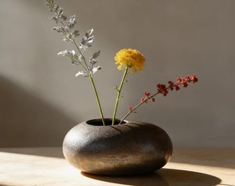 Wabi Sabi keramische Ikebana-vaas met bloemkikker, zen minimalistisch interieur, rustiek stenen tafelblad middelpunt, aardewerkcadeau in Japanse stijl
