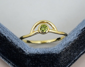 Anillo solitario de peridoto, anillo minimalista de plata de ley chapado en oro con diseño de lazo, regalo de piedra natal de agosto para ella.