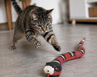 Serpiente de juguete interactivo para gatos con sensor de movimiento y recargable por USB.