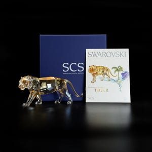 Swarovski SCS Årsutgåva 2010 Tiger 1003148 | Gyllene figurin med utrotningshotade vilda djur | Perfekt skick | Komplett med ask och certifikat