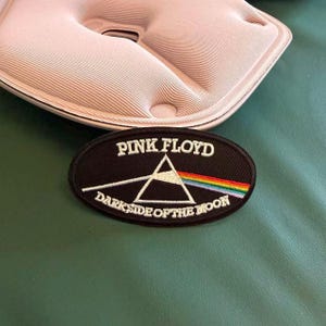 Pink Floyd-patches met afbeeldingen van diverse muziekgenres, waaronder rock- en metalbands, punkrock, reggae, hiphop en rockmuziek.