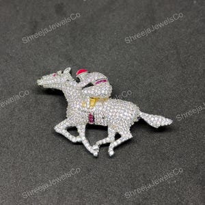 Herrenbrosche mit Pferd und Jockey, Art-déco-Brosche aus 925er Sterlingsilber mit Rubin und Moissanit, Unisex-Rennpferd-Brosche, klassischer Schmuck