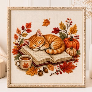 本で眠る猫のクロスステッチパターン、居心地の良い秋の刺繍PDF（秋の装飾）