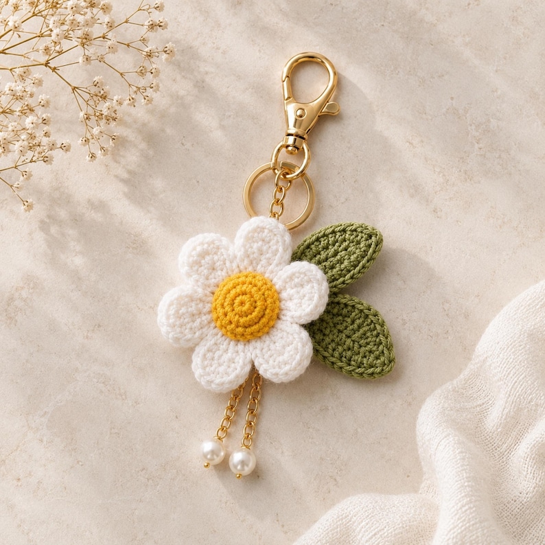 Crochet Daisy Keychain Pattern, Beginner Flower Charm Tutorial (PDF) - Etsy