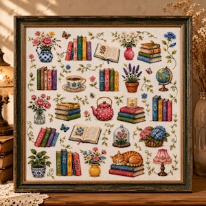 Può includere: Un ricamo a punto croce incorniciato che raffigura una collezione di libri colorati, fiori in vaso, una teiera, un mappamondo, una candela e un gatto tigrato arancione che dorme, collegati da delicati viticci verdi su fondo in tessuto chiaro.
