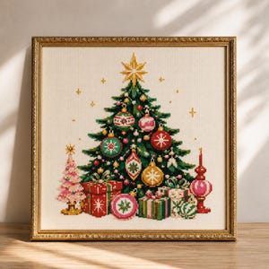 Puede incluir: Un bordado de punto de cruz de un árbol de Navidad decorado en un marco dorado. El árbol presenta adornos coloridos, una estrella dorada en la punta y pequeñas estrellas de fondo. Regalos envueltos y un pequeño árbol rosa están en la base.