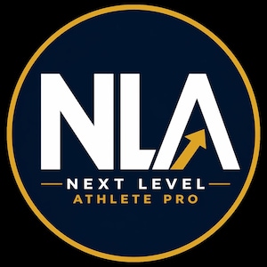 Puede incluir: Logotipo circular con las letras blancas "NLA" sobre las palabras "NEXT LEVEL ATHLETE PRO" en blanco. Una flecha dorada apunta hacia arriba. El logotipo está sobre un fondo azul marino con un borde dorado y un fondo negro.