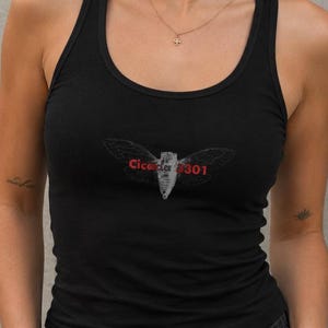 Tanktop Cicada 3301 | Mystery Aesthetic racerback-tanktop dames | Grafische top hackercultuur | Cyber underground streetwear
