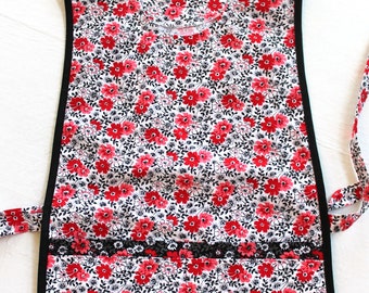 Floral Cobbler Smock Cotton Apron with two lined pockets